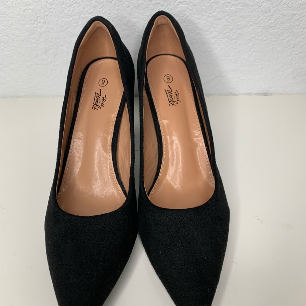 HEEL THE WORLD WOMEN'S SHOES. SIZE: 9 BLACK SUEDE BLOCK HEELS POINTED TOE